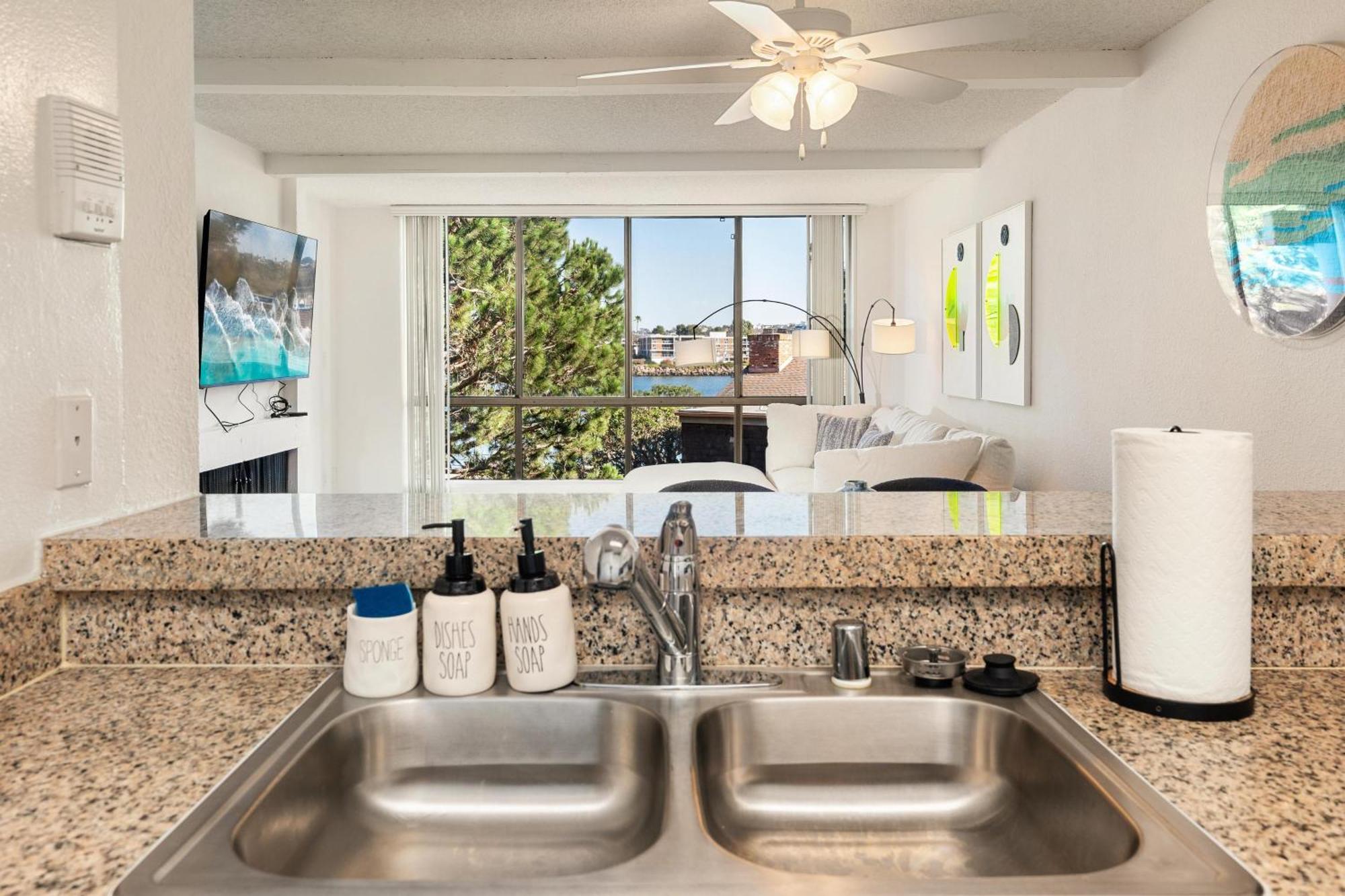 Onyx Oasis - Bold Marina 2br Gem Indoor Fireplace Water View * Los Angeles