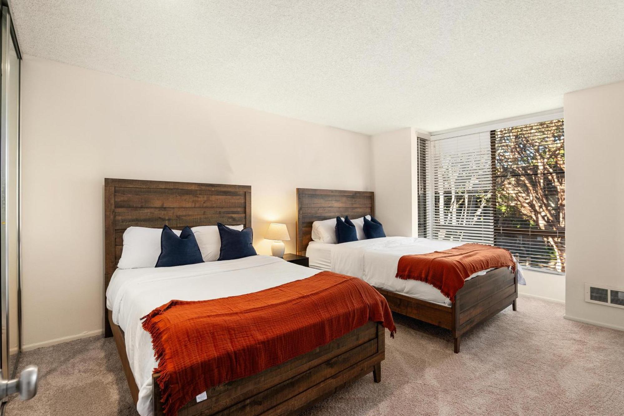 Apartment Onyx Oasis - Bold Marina 2br Gem Indoor Fireplace Water View *