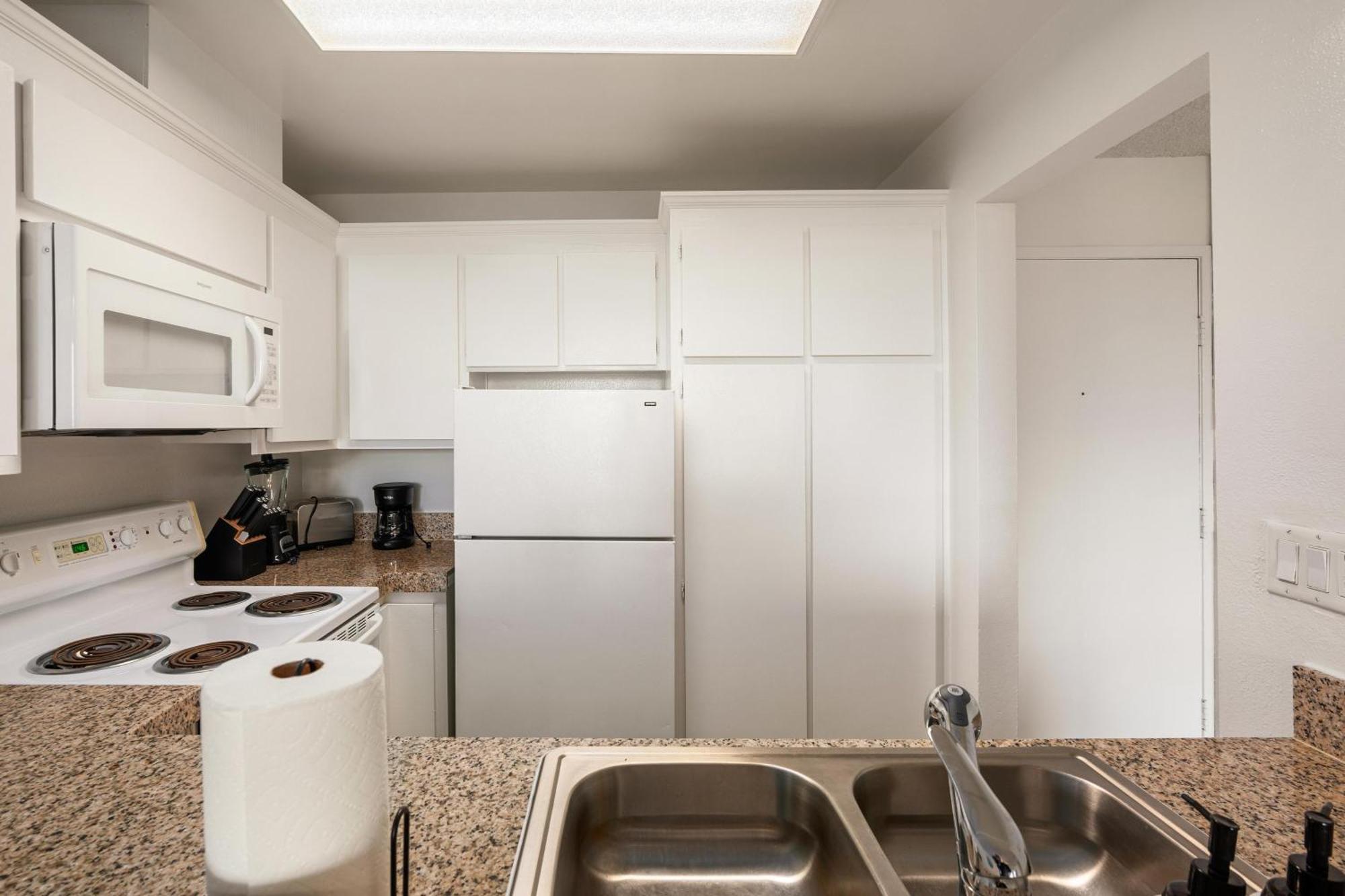 Onyx Oasis - Bold Marina 2br Gem Indoor Fireplace Water View Apartment