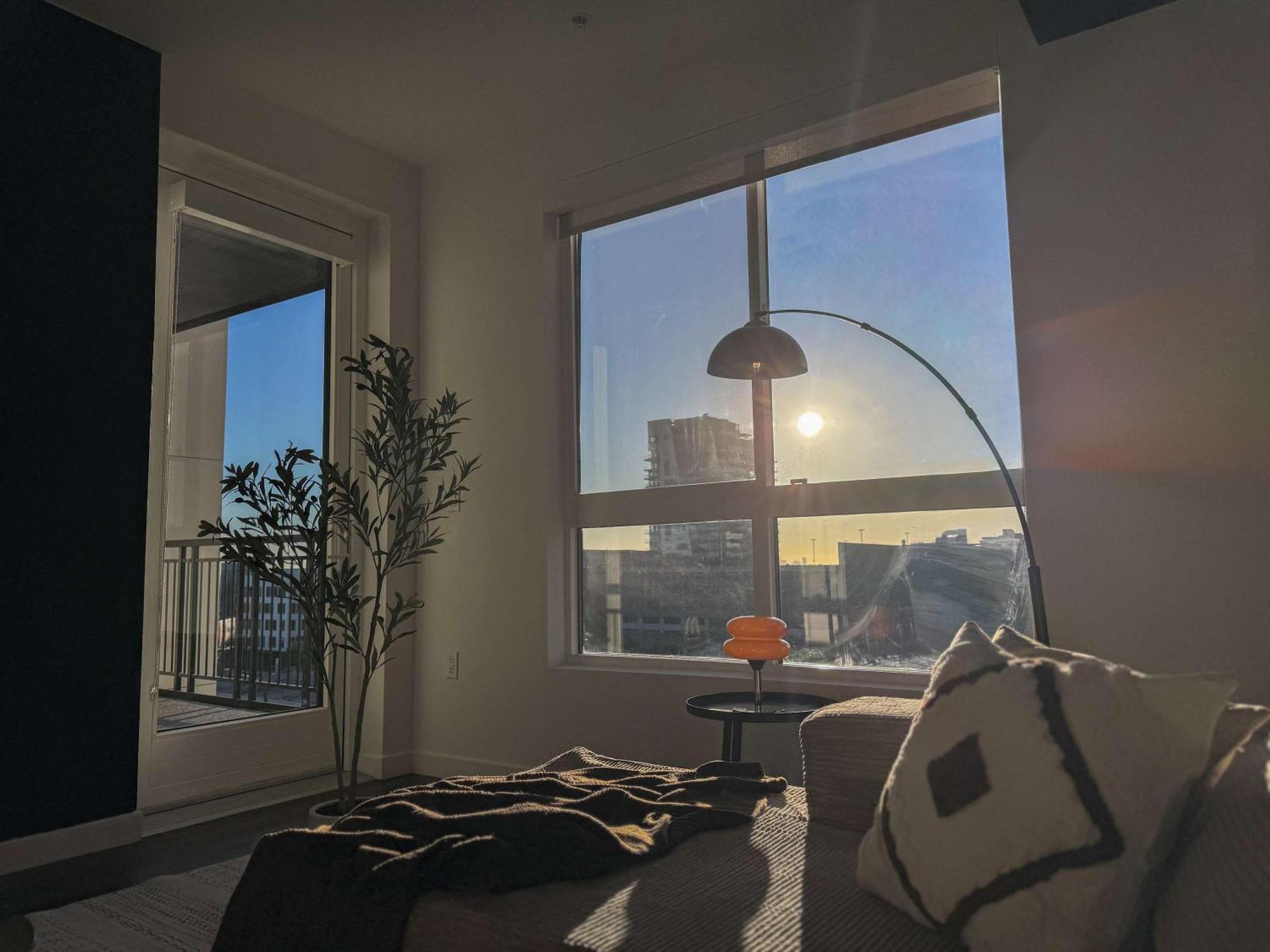 Sunbathed Hollywood Sunset View Free Parking