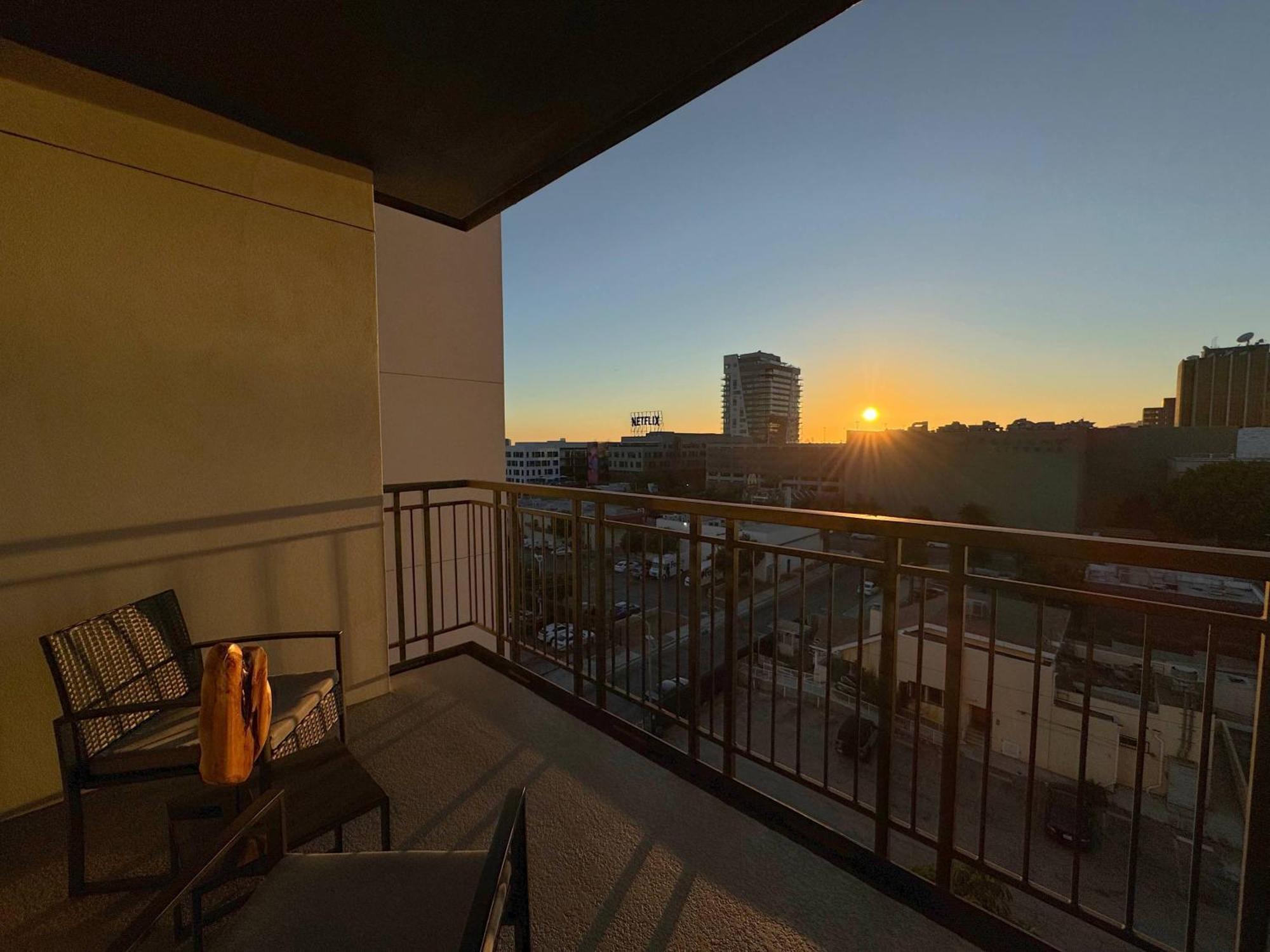 Sunbathed Hollywood Sunset View Free Parking Apartment *
