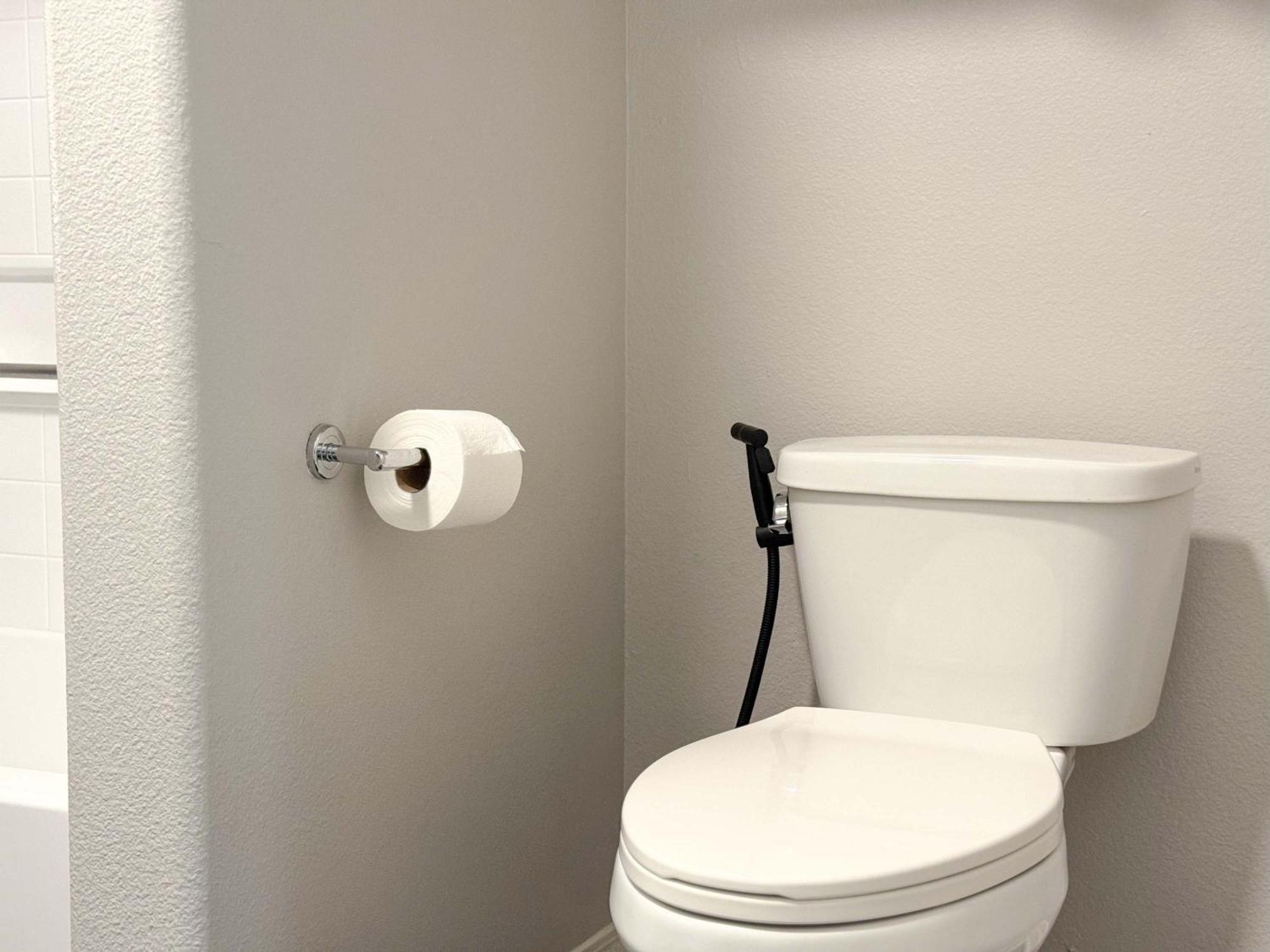 Bright & Spacious In Iconic La Neighborhood-free Parking Apartment
