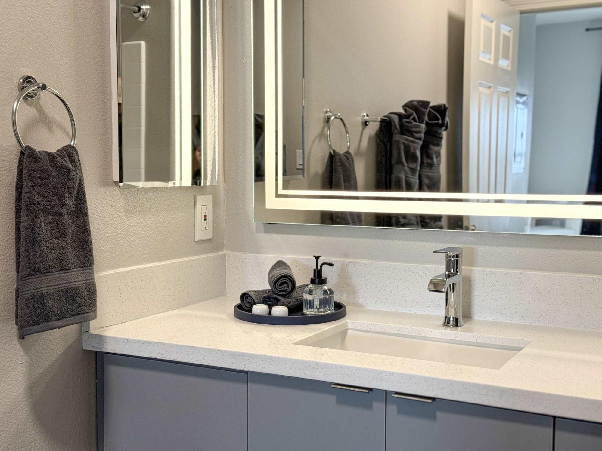Apartment Bright & Spacious In Iconic La Neighborhood-free Parking
