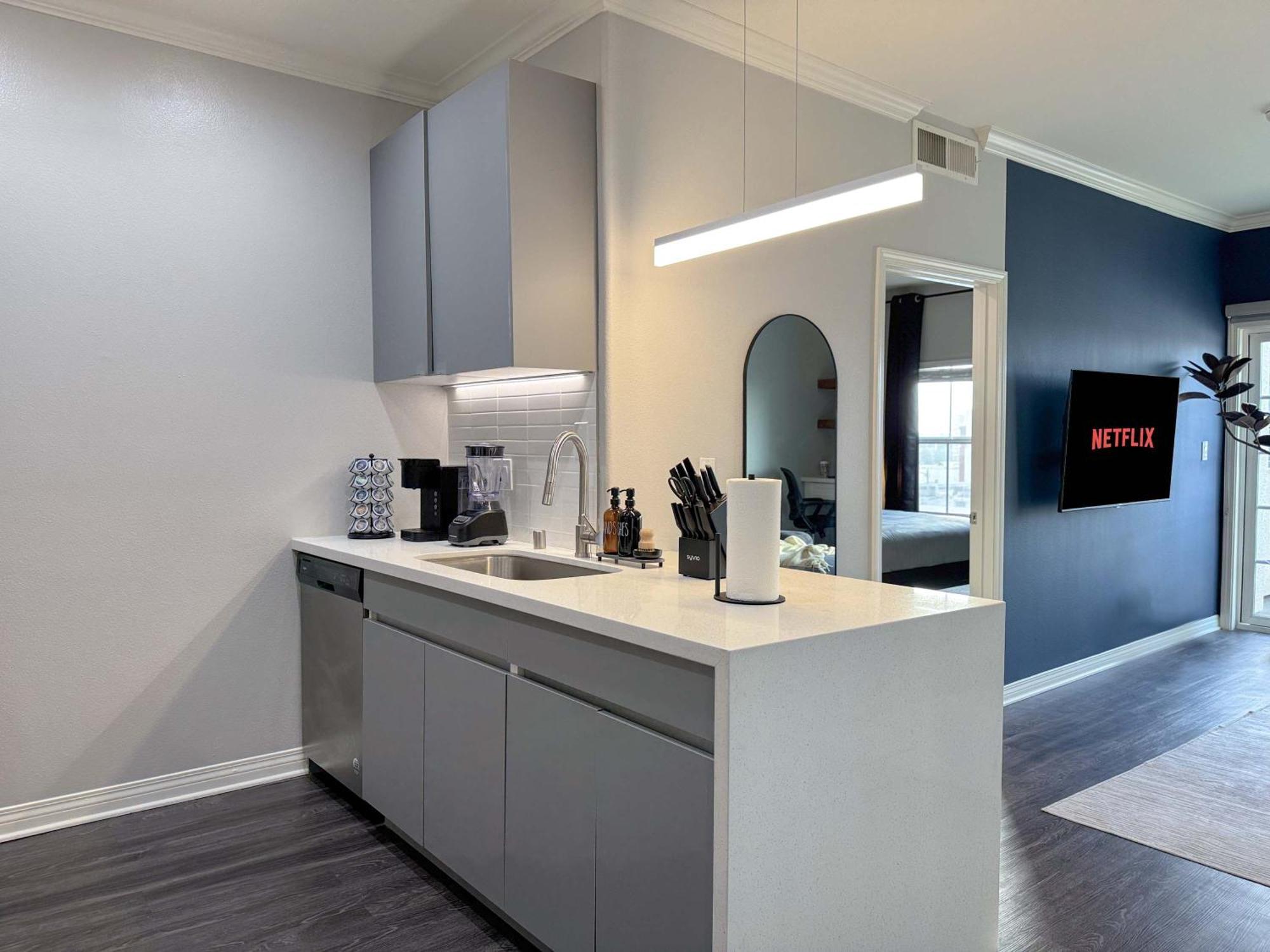Bright & Spacious In Iconic La Neighborhood-free Parking Apartment Los Angeles