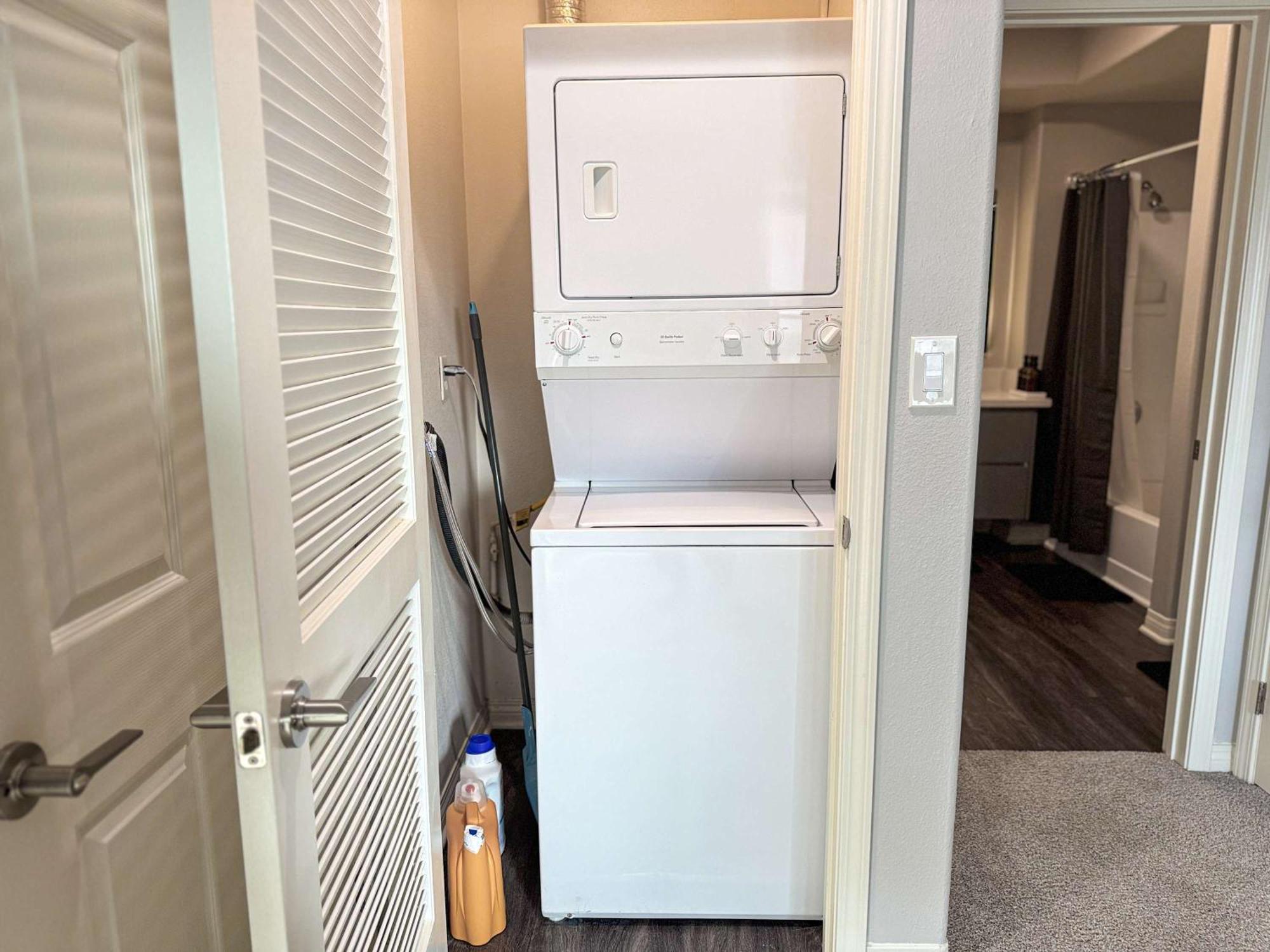 Bright & Spacious In Iconic La Neighborhood-free Parking Apartment *