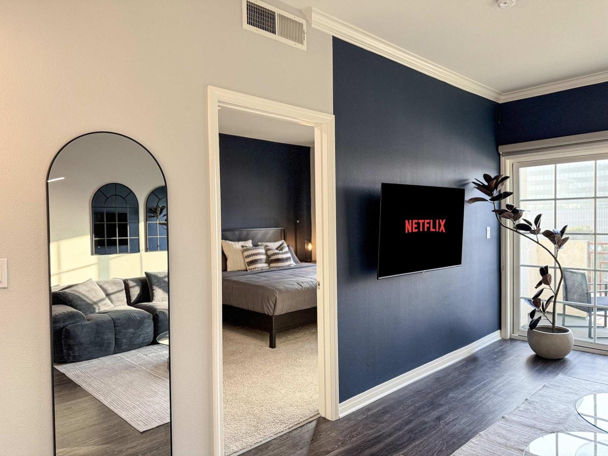 Bright & Spacious In Iconic La Neighborhood-free Parking