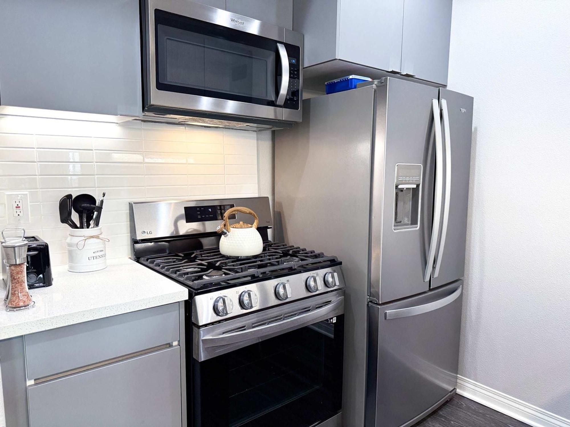 Bright & Spacious In Iconic La Neighborhood-free Parking Apartment *