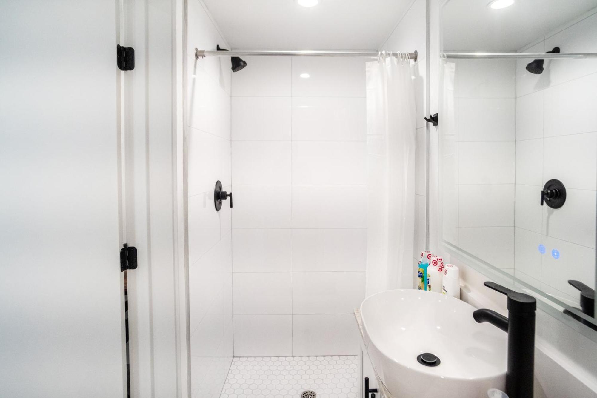 Guest house Cozy La Retreat Near Usc Steps To Koreatown & Downtown