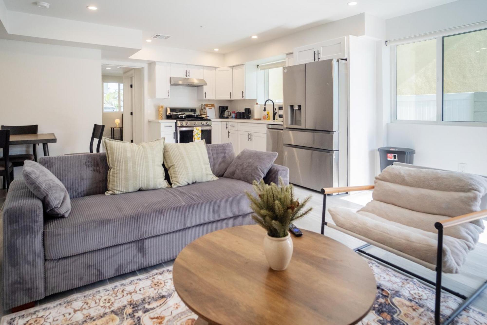 Cozy La Retreat Near Usc Steps To Koreatown & Downtown *
