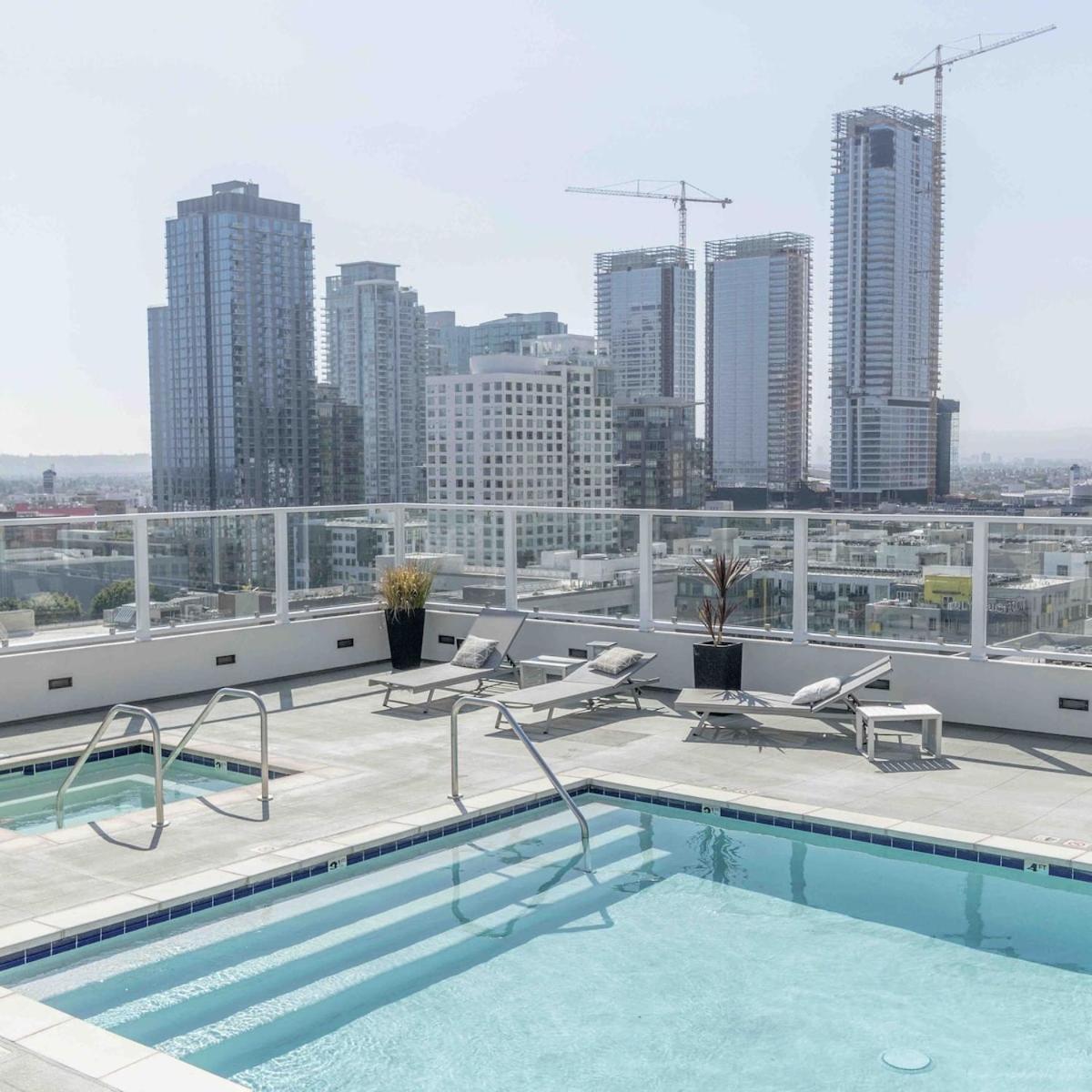 Apartamento Modern Loft-rooftop Pool, Spa, Gym & Free Parking