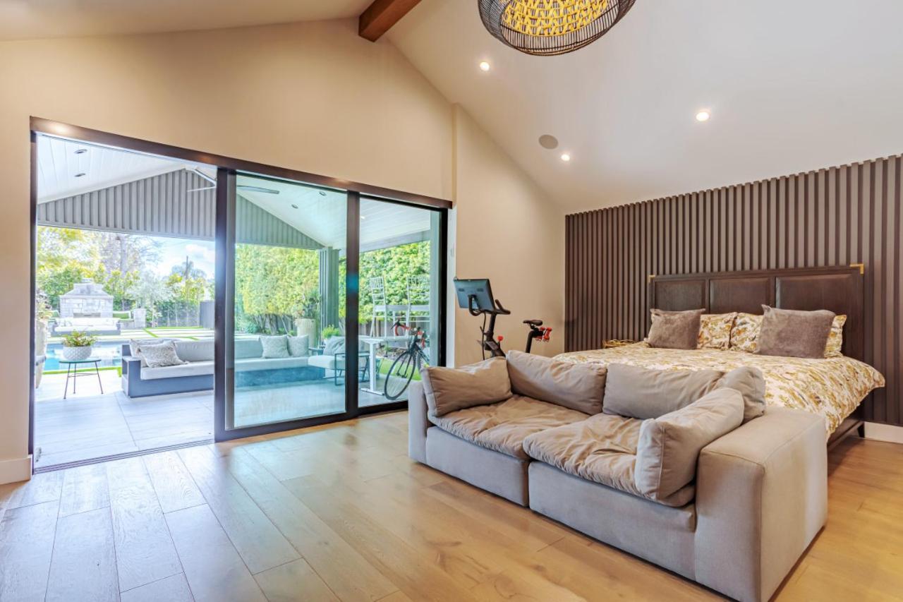 Holiday home Modern Luxury House Pool Enormous Yard *