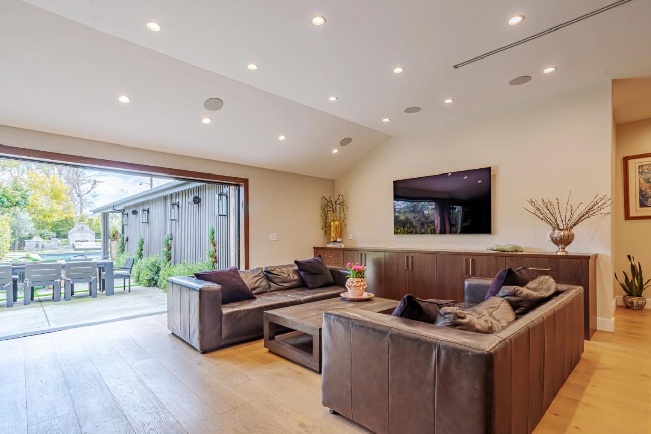Modern Luxury House Pool Enormous Yard Holiday home Los Angeles