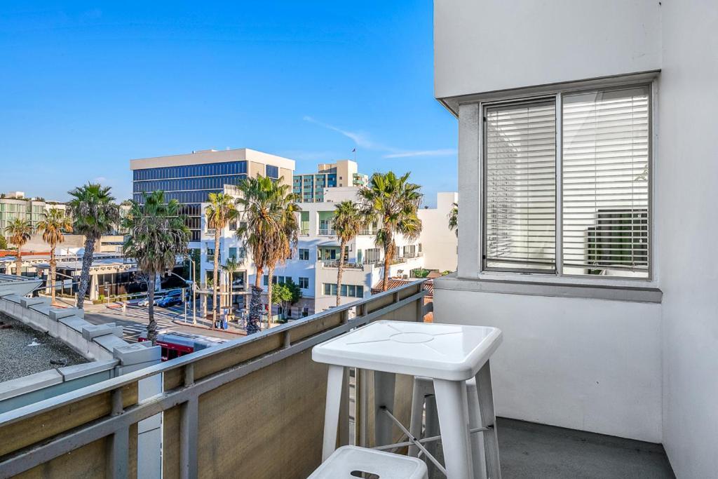 Santa Monica 2 Bed/ 2 Bath