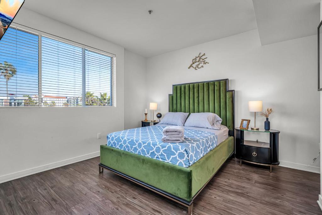 Santa Monica 2 Bed/ 2 Bath Apartment Los Angeles