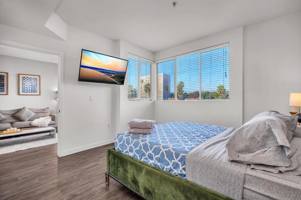 Santa Monica 2 Bed/ 2 Bath