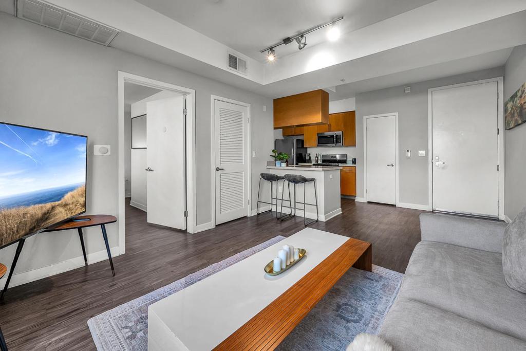 Santa Monica 2 Bed/ 2 Bath Apartment