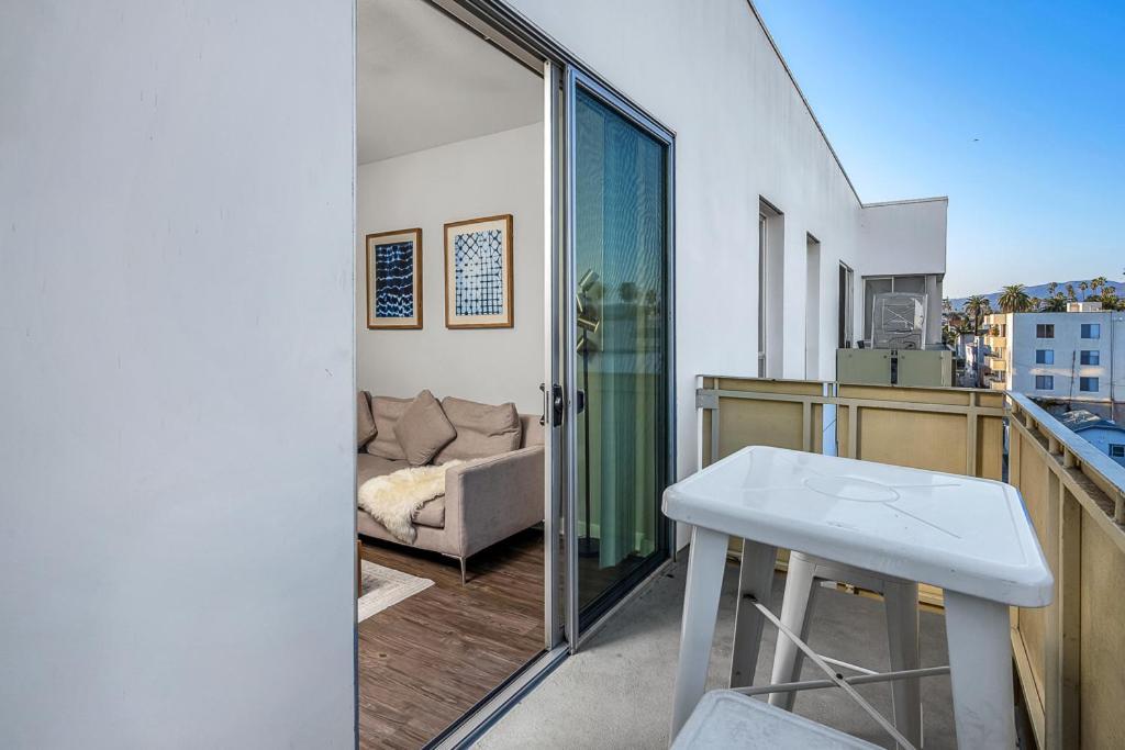 Santa Monica 2 Bed/ 2 Bath Apartment *