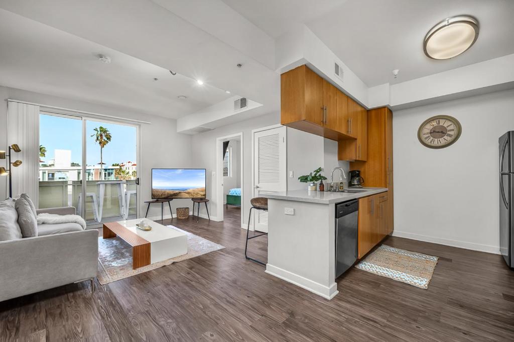 Santa Monica 2 Bed/ 2 Bath Apartment *
