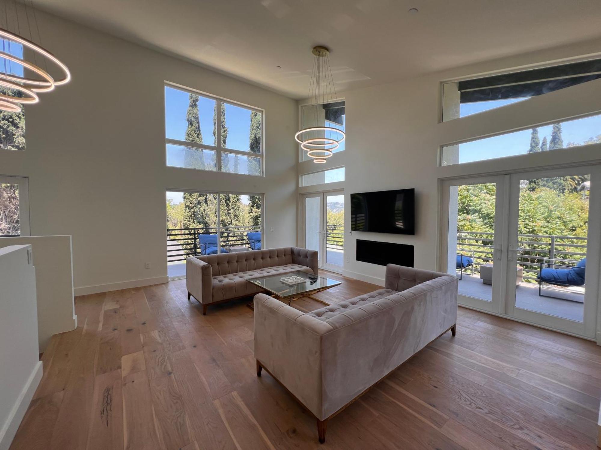 Gorgeous Private And Gated In Silver With Pool & Views * Los Angeles