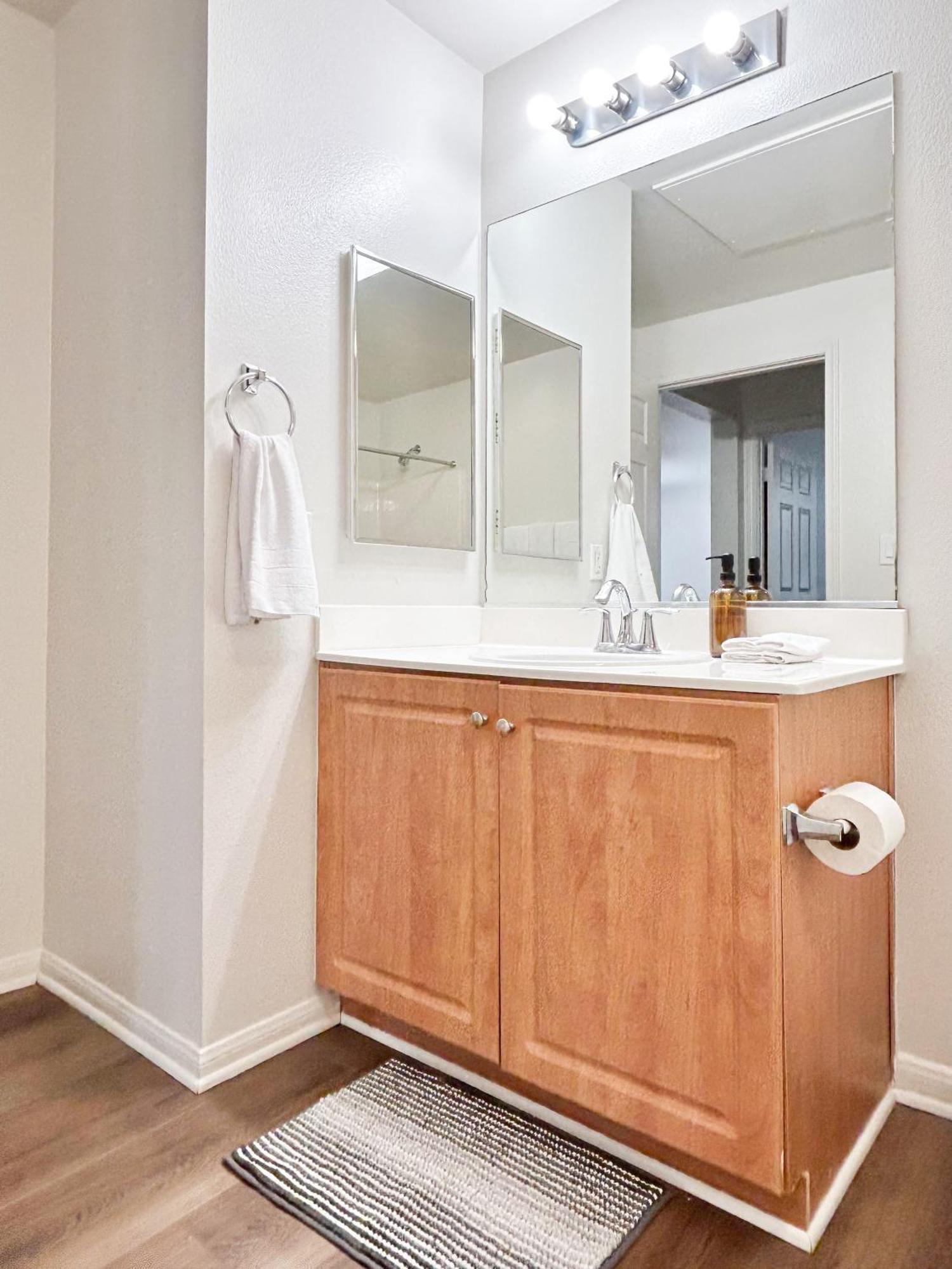 Marina Del Rey Coastal Living - Spacious 2bd 2bth Apartment *
