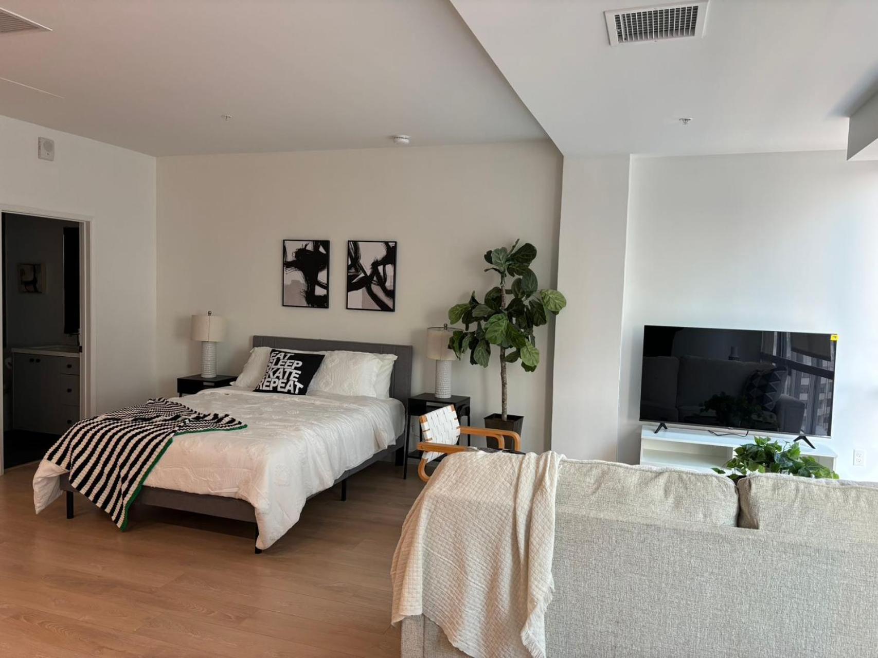 Stylish La Prime Location In Wilshire Blvd Apartment