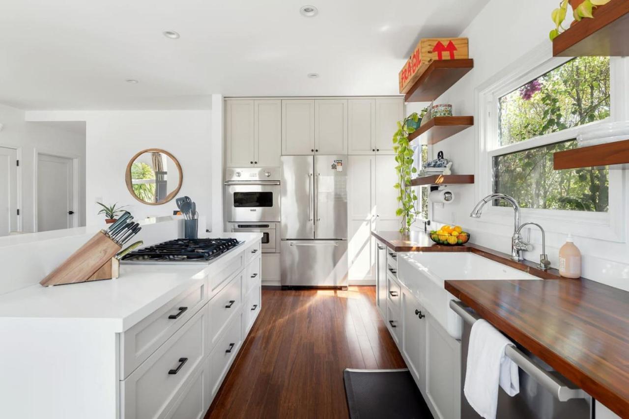 Sun-drenched Spanish Manor In Mar Vista Holiday home
