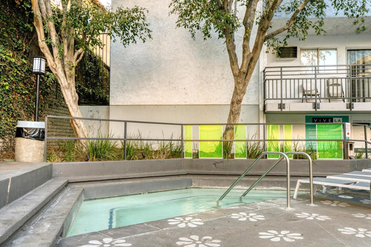 Relaxing Hollywood With Pool & Balcony Apartment *