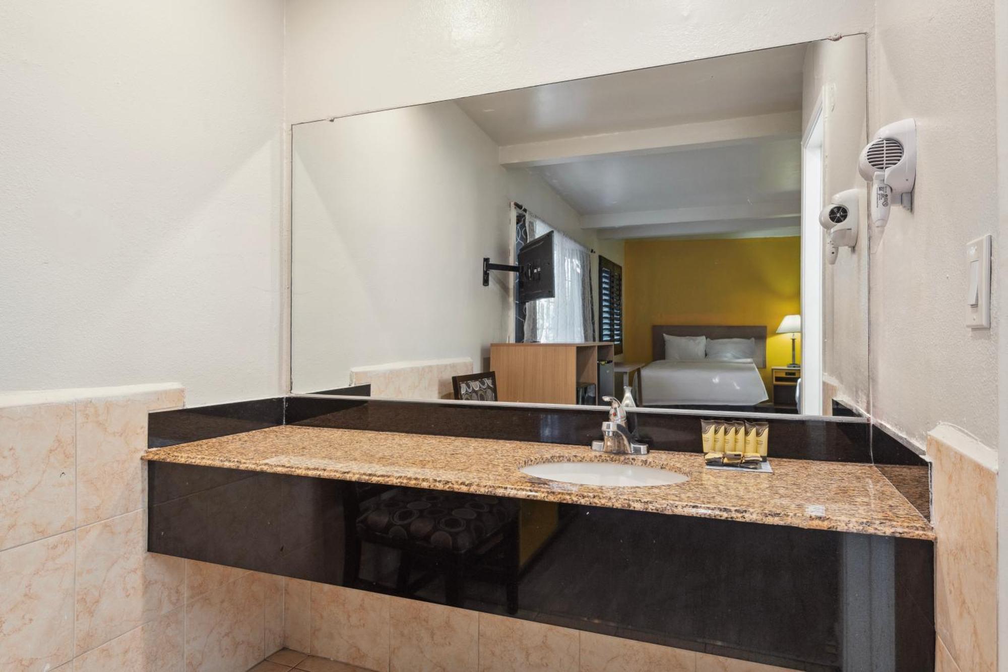 H-wood Hotel 3*