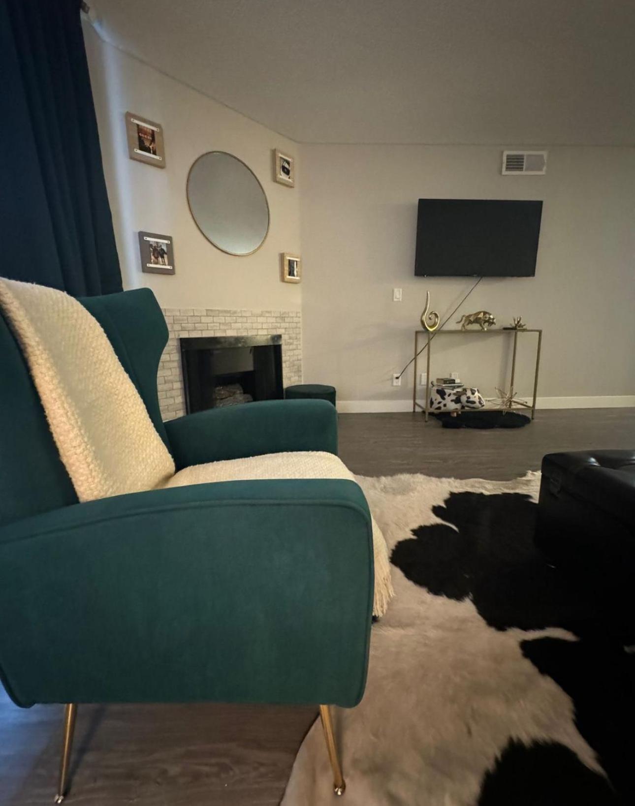 Luxury One Bedroom Free Parking&pool Apartment