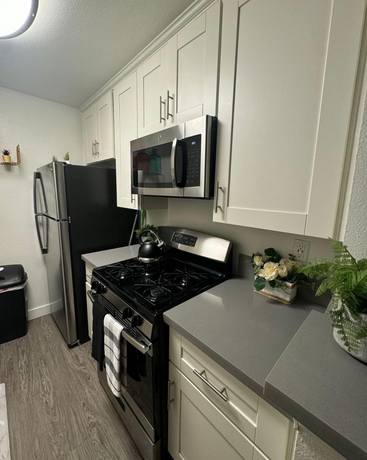 Luxury One Bedroom Free Parking&pool Apartment *