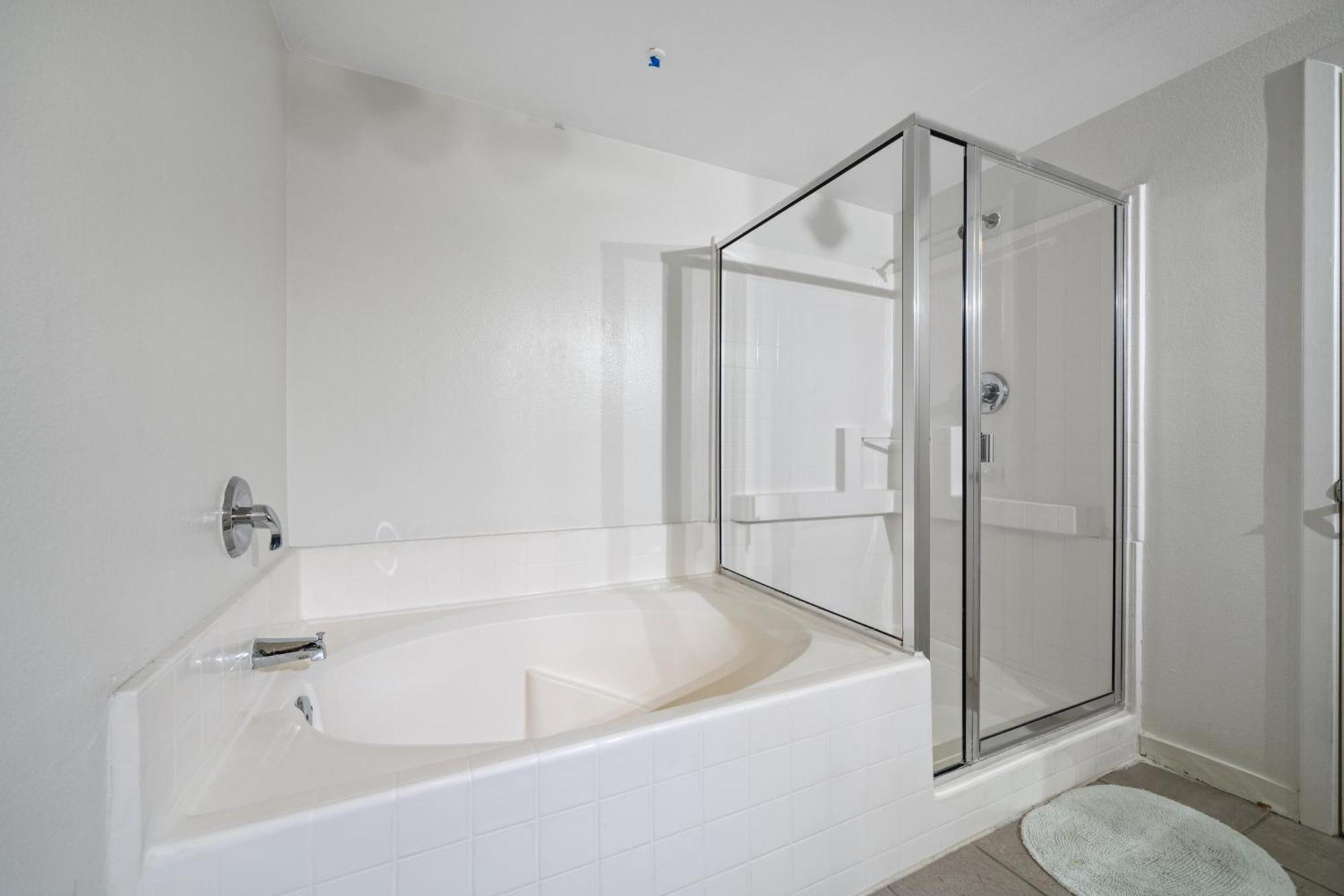 Apartment Location Walk To The Chic Condo!
