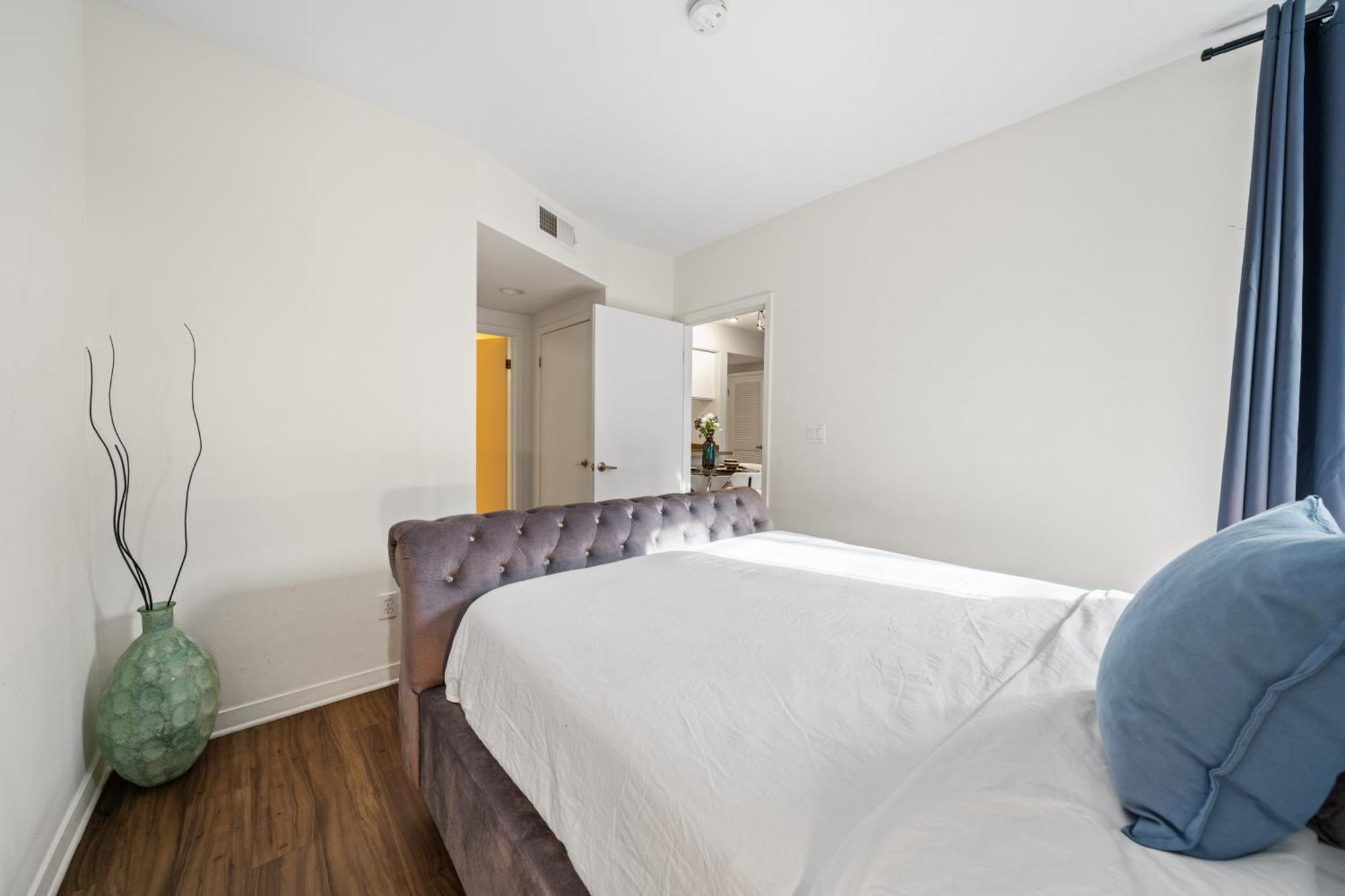 Location Walk To The Chic Condo! *