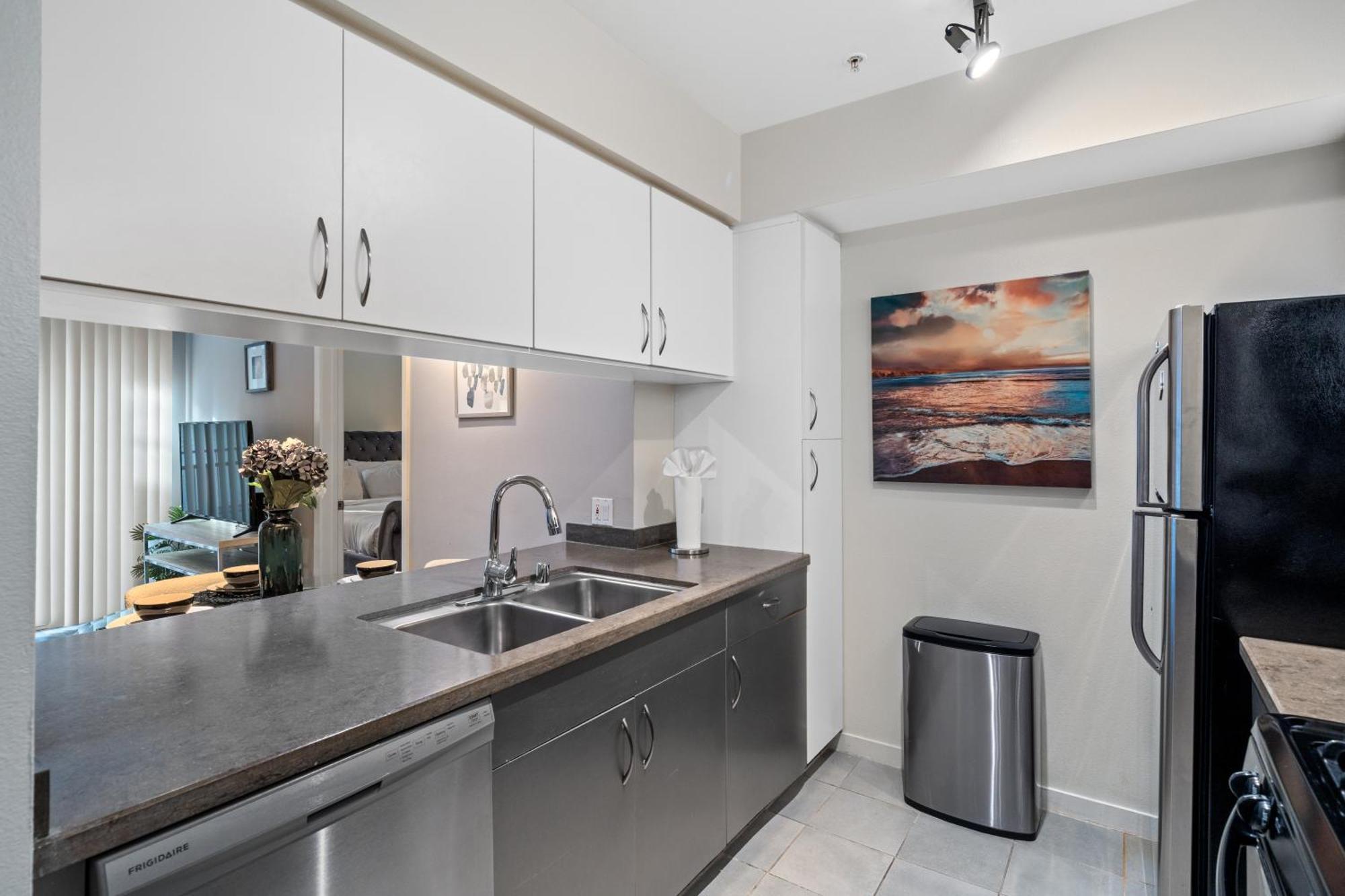 Apartment Location Walk To The Chic Condo!