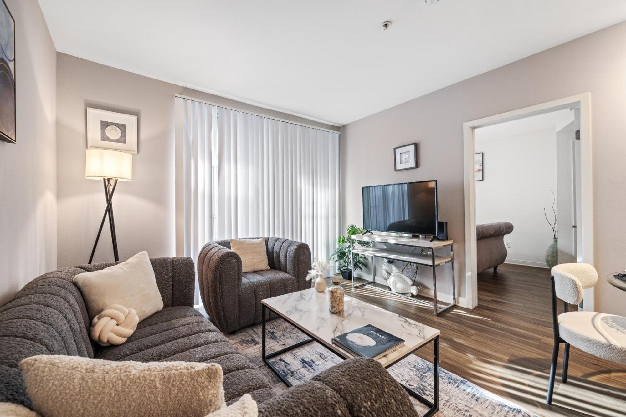 Apartment Location Walk To The Chic Condo! *