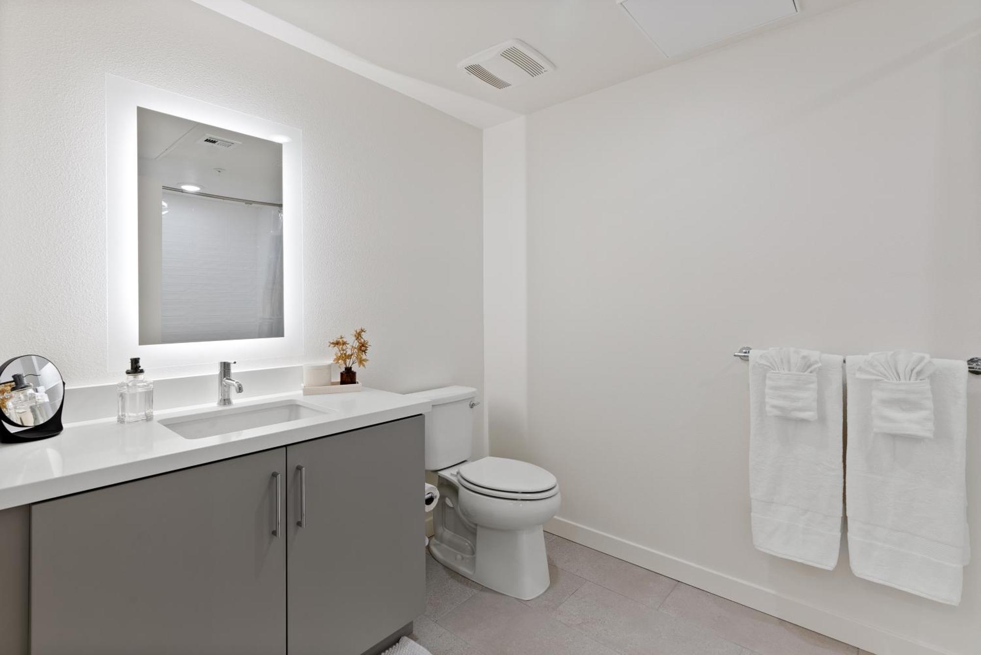 Bright On Sunset Blvd, Free Parking, Gym, And Pool Apartment *