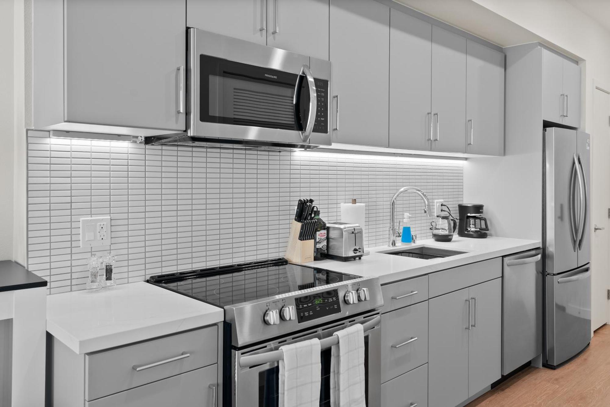 Bright On Sunset Blvd, Free Parking, Gym, And Pool * Los Angeles