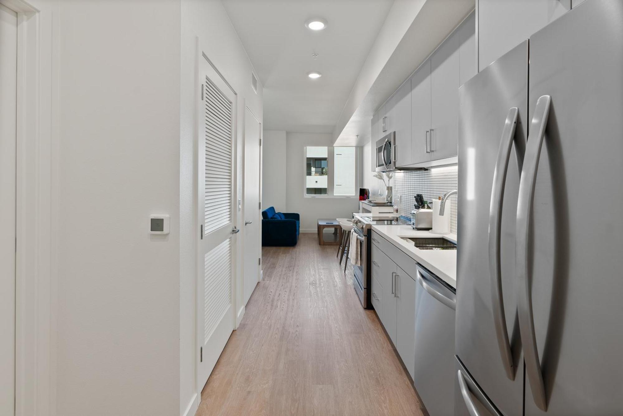 Bright On Sunset Blvd, Free Parking, Gym, And Pool Apartment Los Angeles