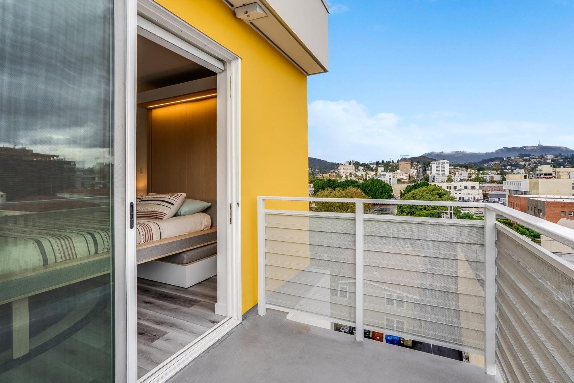 View Of Hollywood Sign Studio, Free Parking