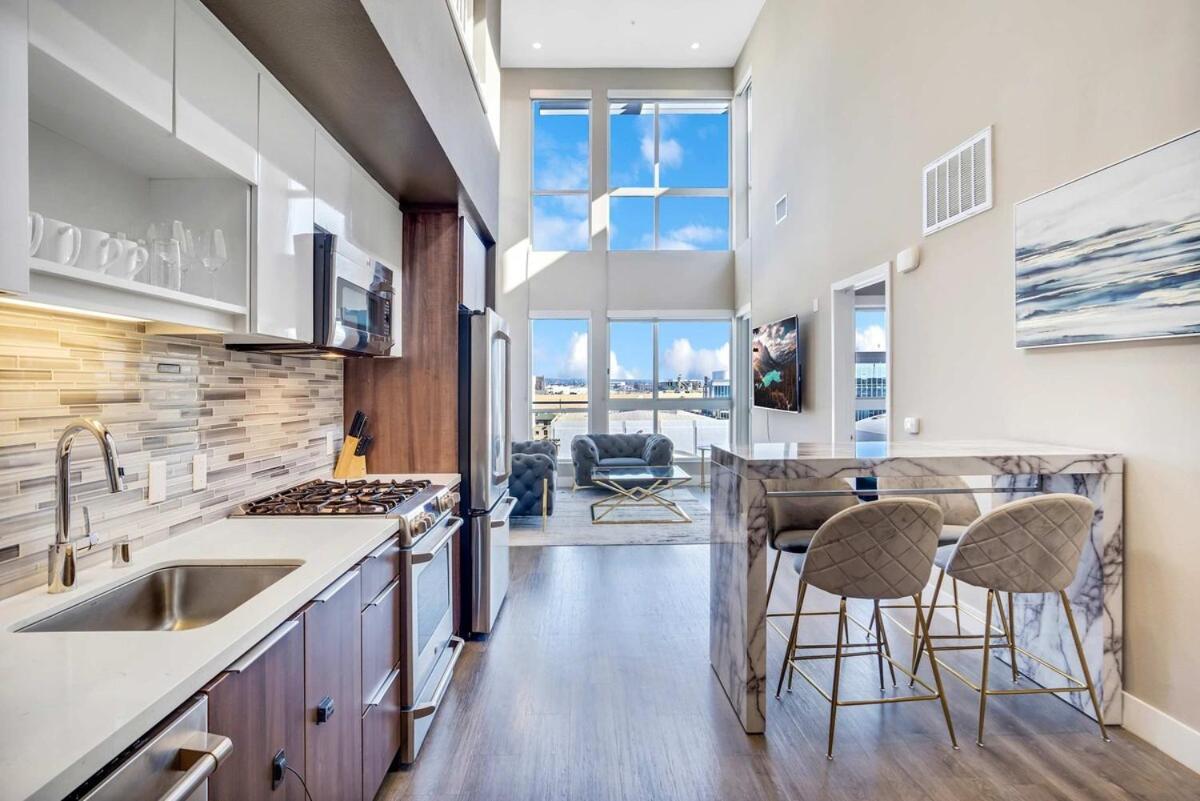 Weho Paradise 3b2b Loft With Parking Apartment