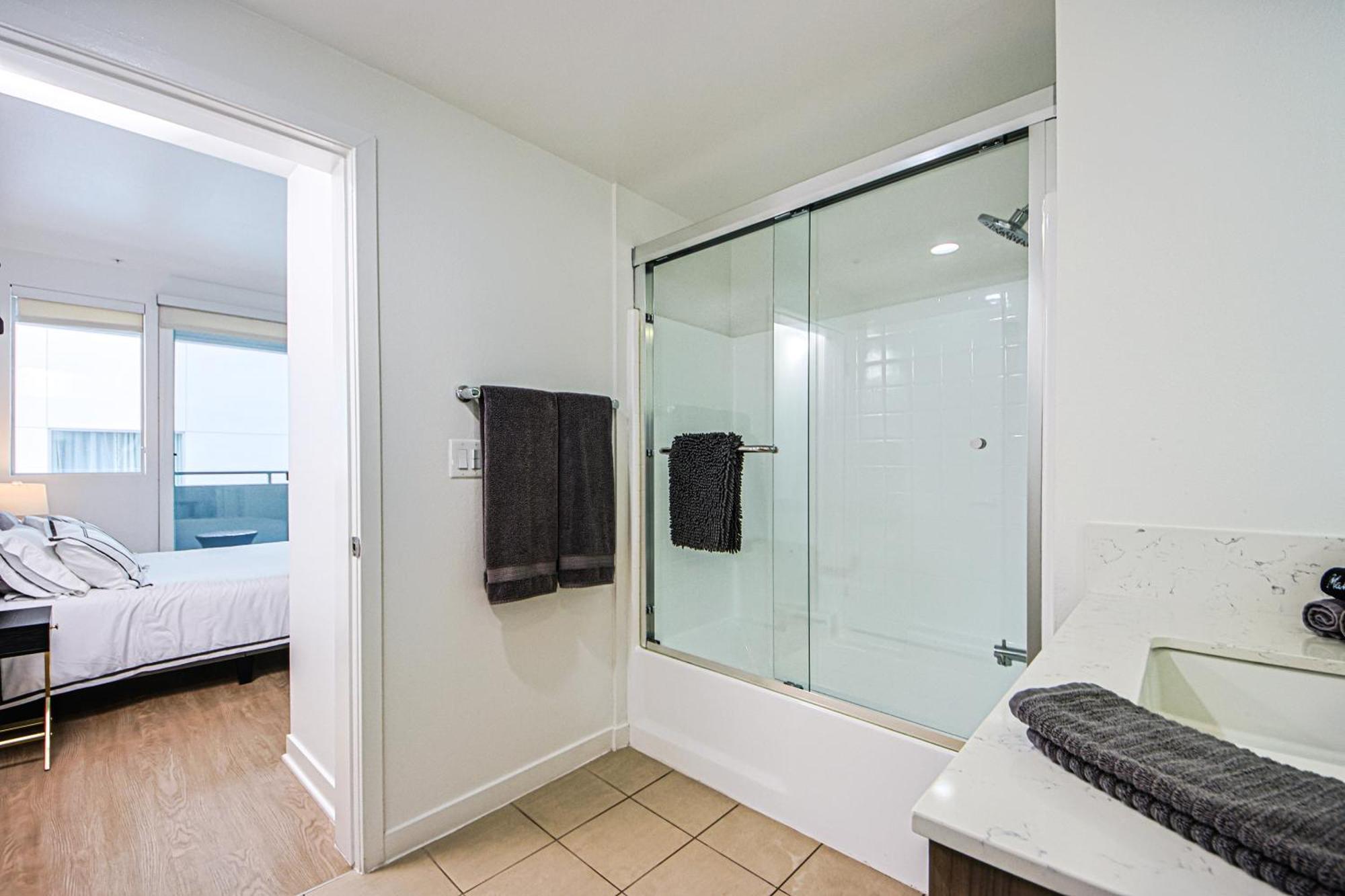 Apartment The Carlton- Modern-luxury 2 Master In Hrt Of Sm Steps To Ocean Ave
