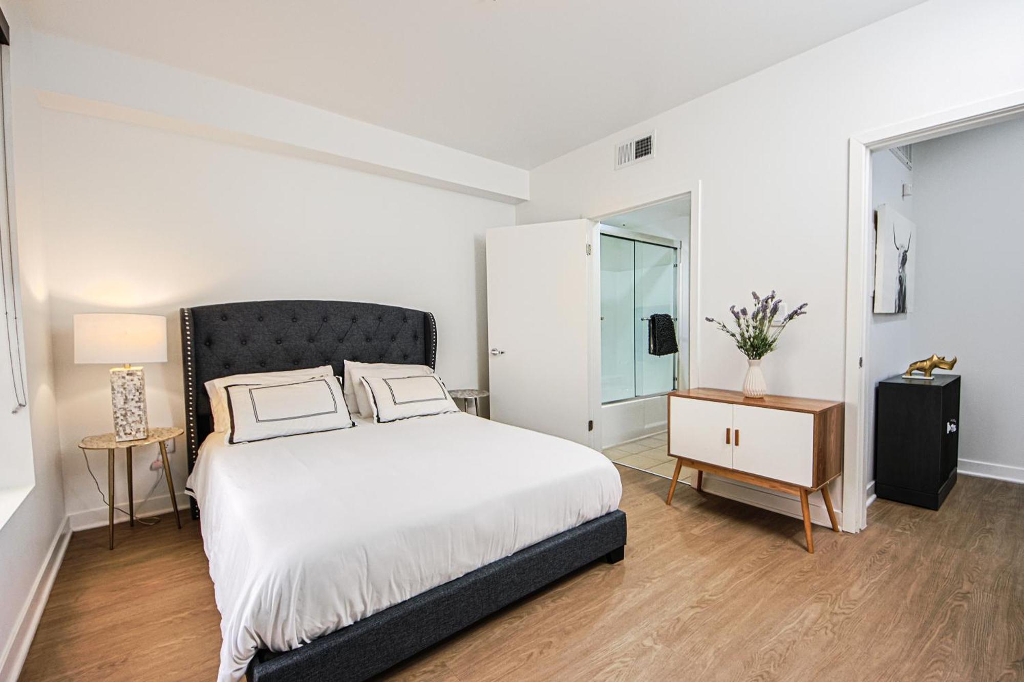 The Carlton- Modern-luxury 2 Master In Hrt Of Sm Steps To Ocean Ave * Los Angeles
