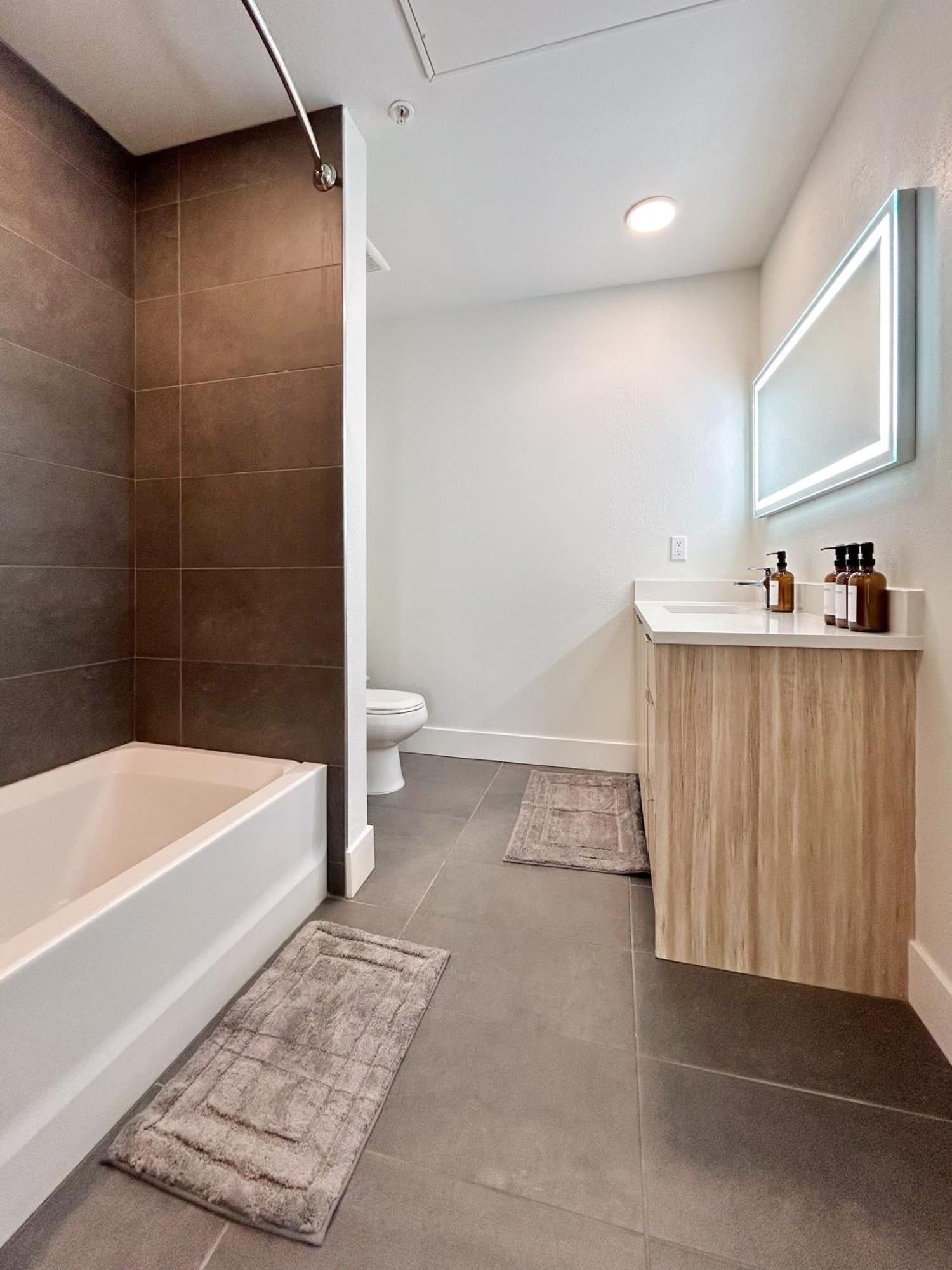 Trendy 2bd 2bth Steps From Downtown Santa Monica With Ocean Views! Apartment *