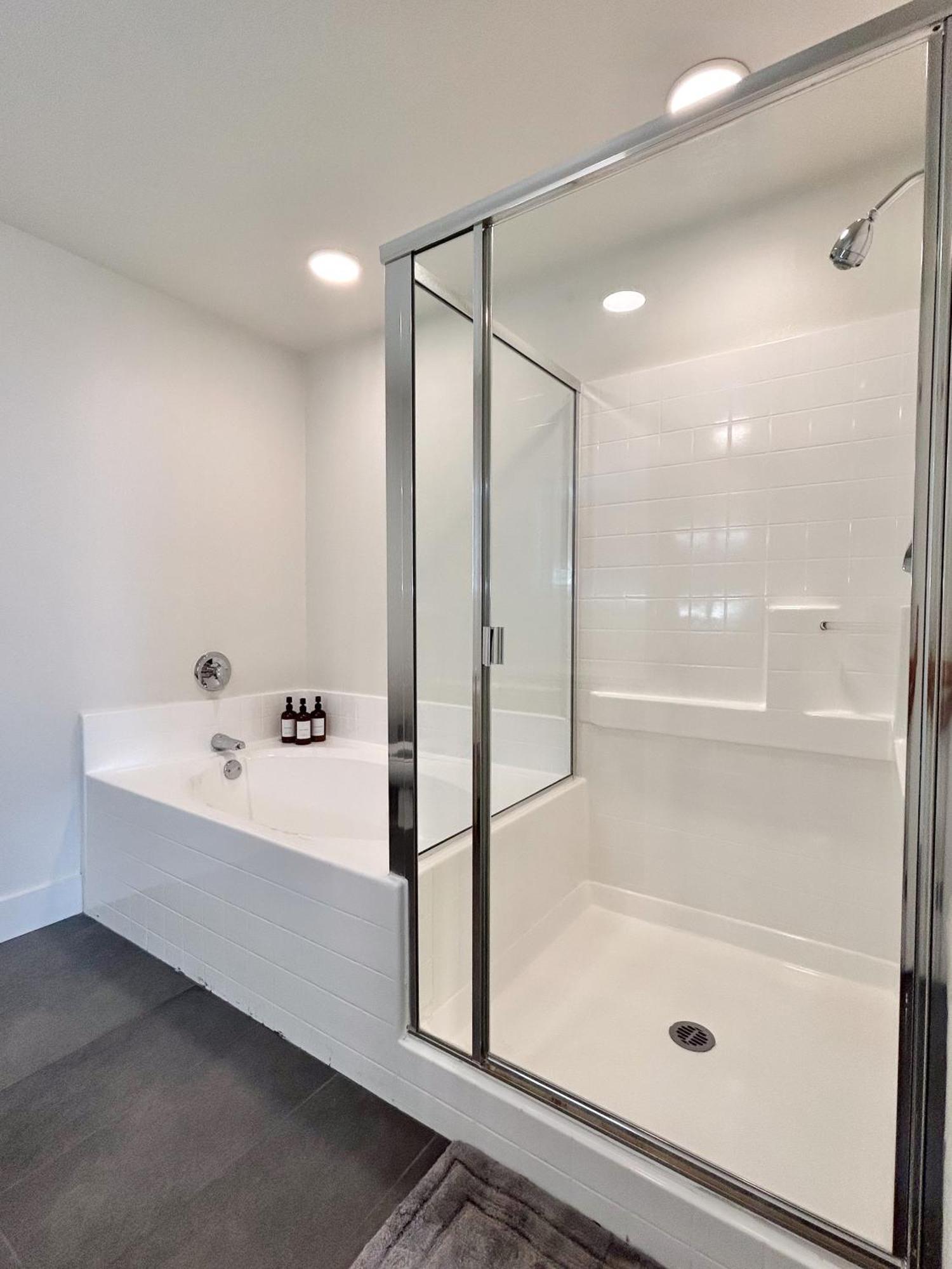 Apartment Trendy 2bd 2bth Steps From Downtown Santa Monica With Ocean Views! *