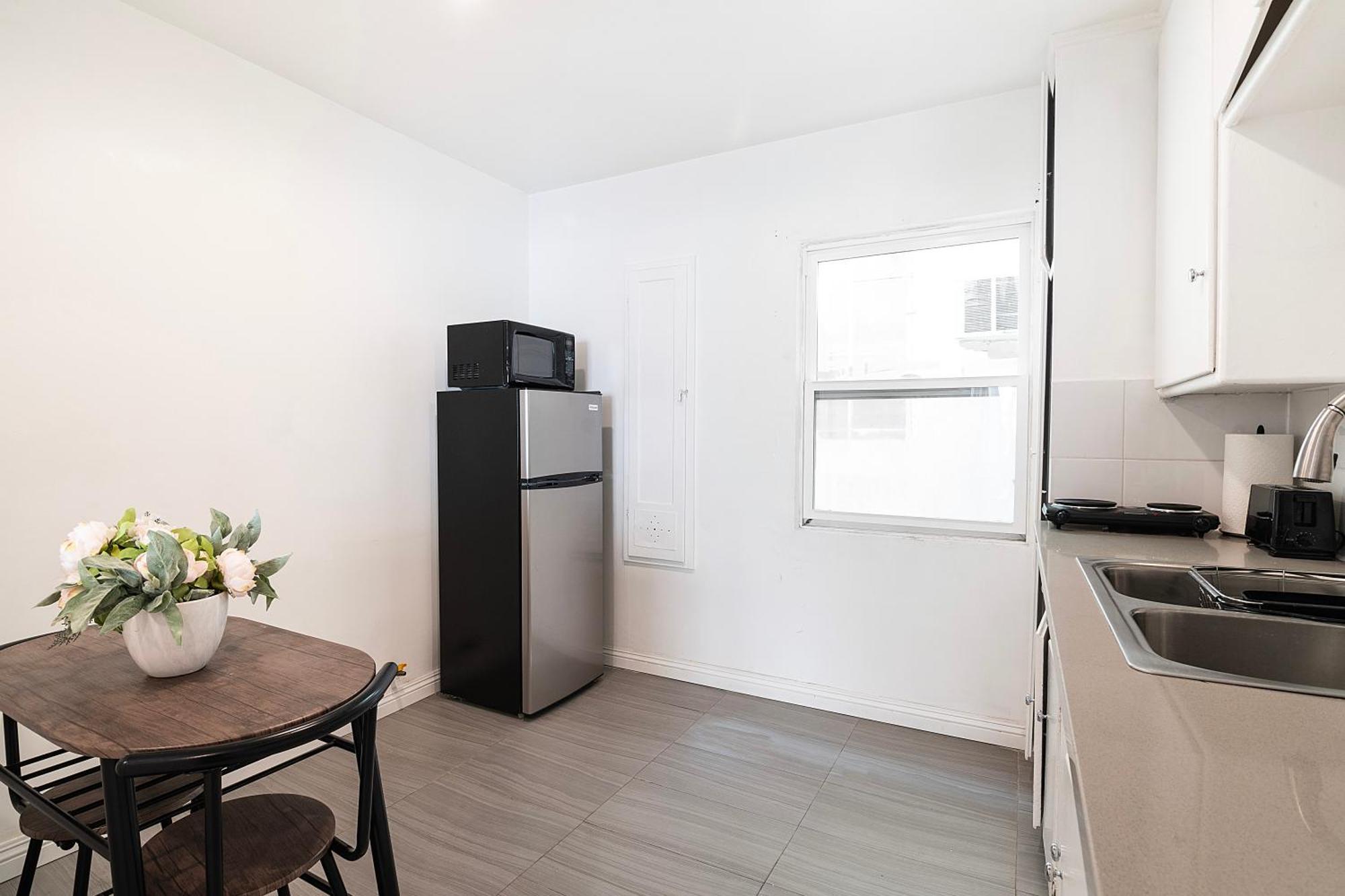 Ground-floor 1-bedroom By Beverly Hills Steps From Restaurants, Cafes And Shopping *
