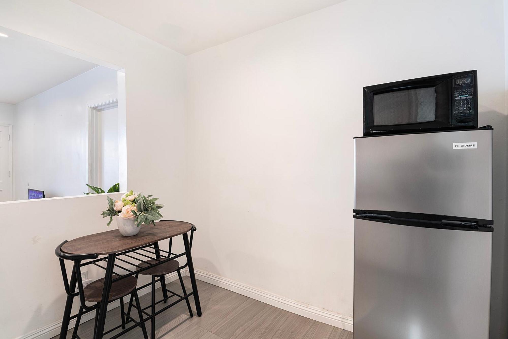 Ground-floor 1-bedroom By Beverly Hills Steps From Restaurants, Cafes And Shopping Apartment