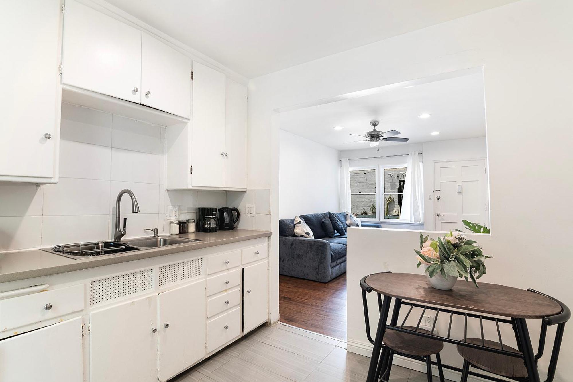 Ground-floor 1-bedroom By Beverly Hills Steps From Restaurants, Cafes And Shopping Apartment Los Angeles