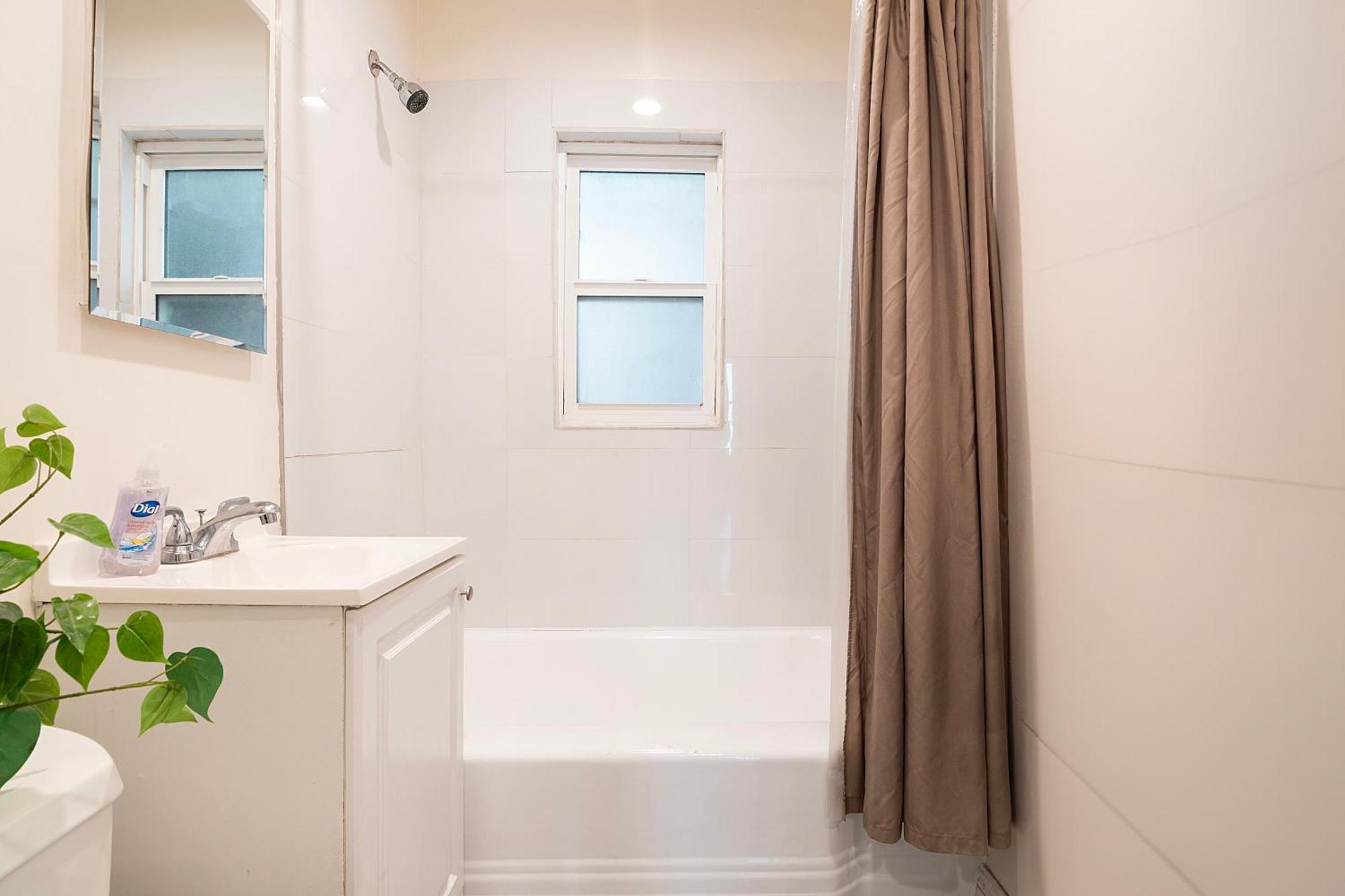 Ground-floor 1-bedroom By Beverly Hills Steps From Restaurants, Cafes And Shopping Los Angeles
