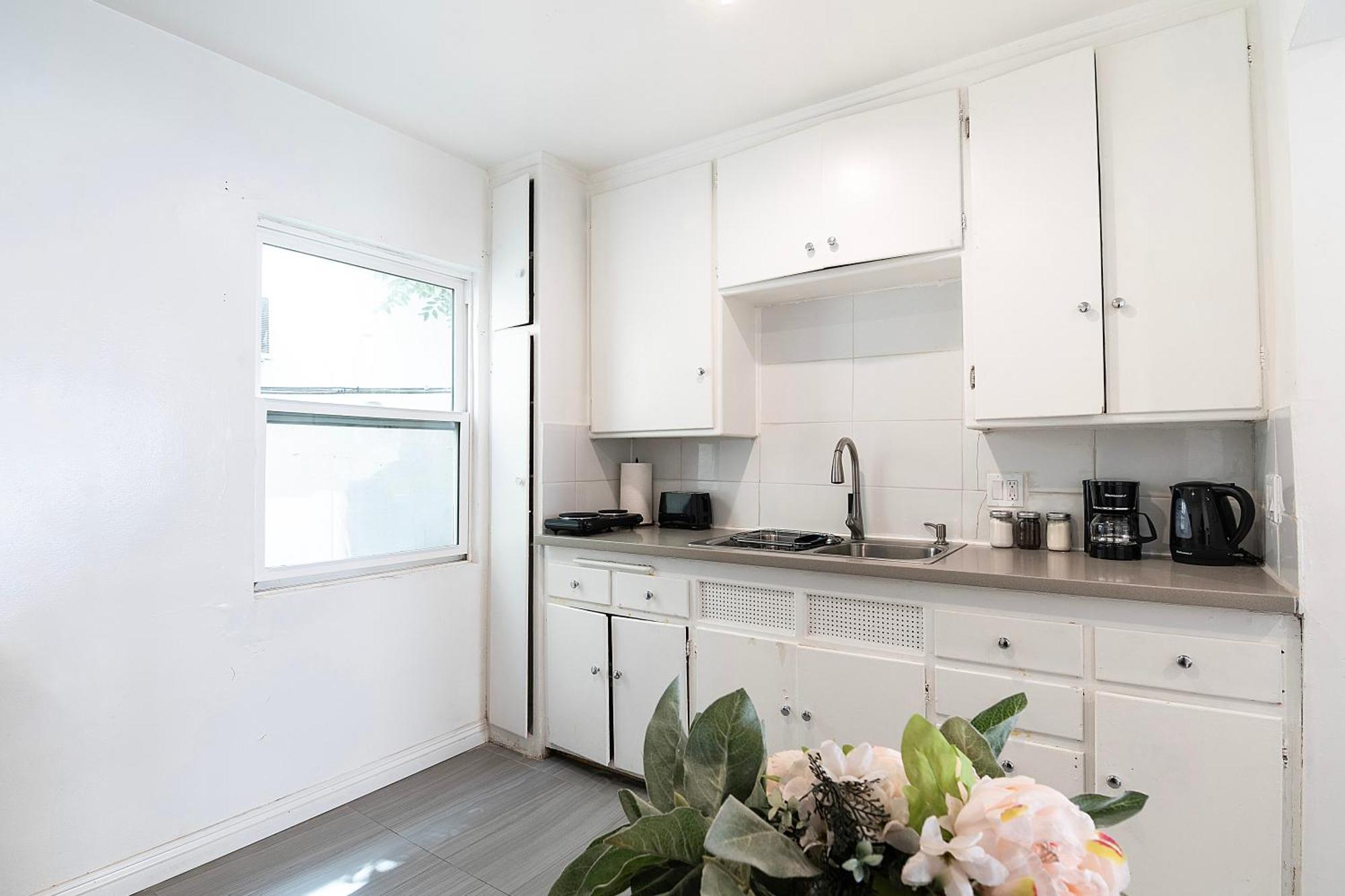 Ground-floor 1-bedroom By Beverly Hills Steps From Restaurants, Cafes And Shopping Apartment