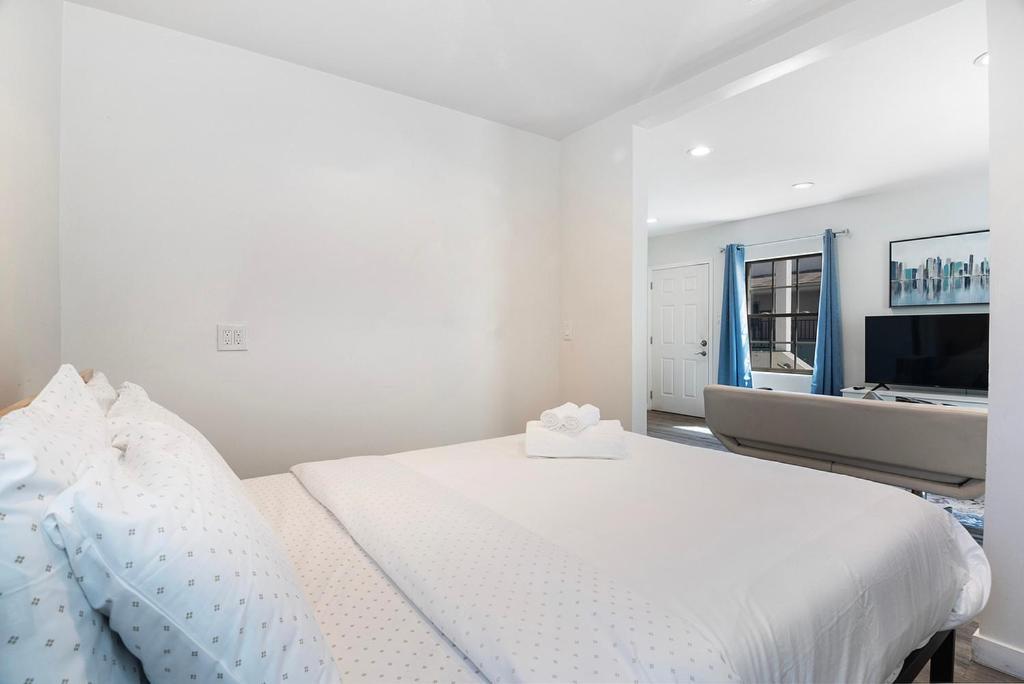 Cozy 2nd-floor Just A Block From Beverly Hills & La Attractions Apartment