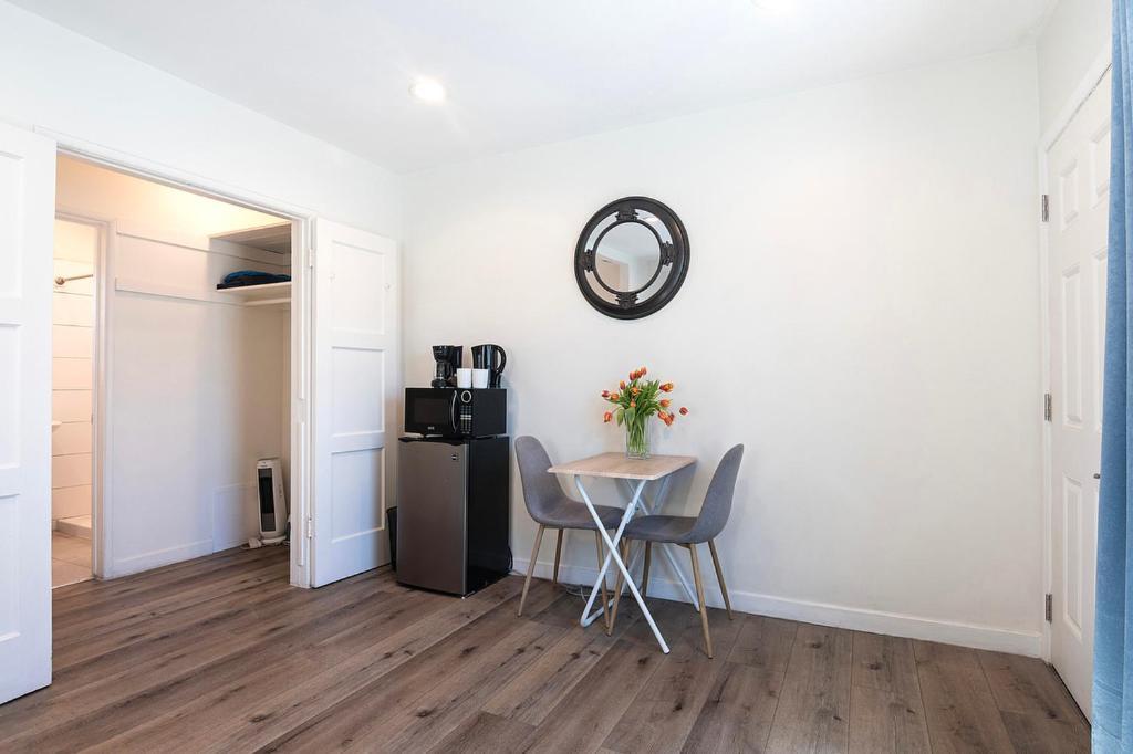 Cozy 2nd-floor Just A Block From Beverly Hills & La Attractions